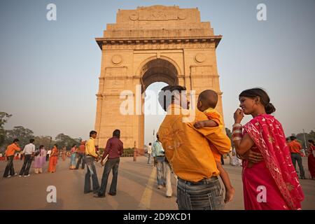 Delhi, Indien, November 2008. Ein Paar mit ihrem Baby vor dem Indian Gate war Memorial. Stockfoto
