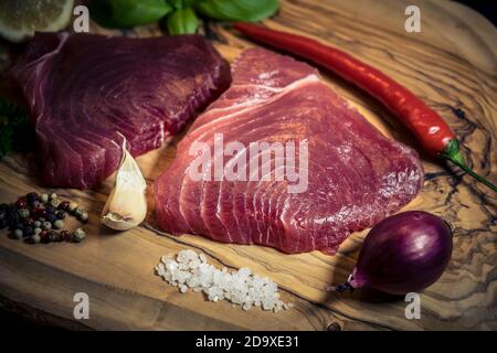 Zwei rohe Thunfisch-Steaks und Gewürze Stockfoto