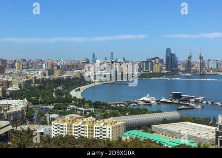 Panoramablick auf Baku, die Hauptstadt und größte Stadt Aserbaidschans am Kaspischen Meer und in der Kaukasusregion. Bucht von Baku. Stadt Stockfoto