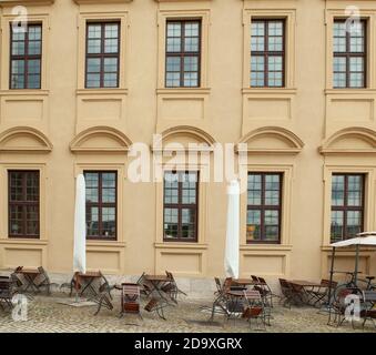 Foto eines leeren Straßencafés in Deutschland. Lockdown in Europa. Stockfoto