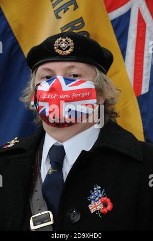 Presteigne, Powys, Wales, Großbritannien. November 2020. UK Covid 19: Remembrance Sunday. Presteigne Royal British Legion Women's Section Standardträgerin Annie Davies. Kredit: Andrew Compton/Alamy Live Nachrichten Stockfoto