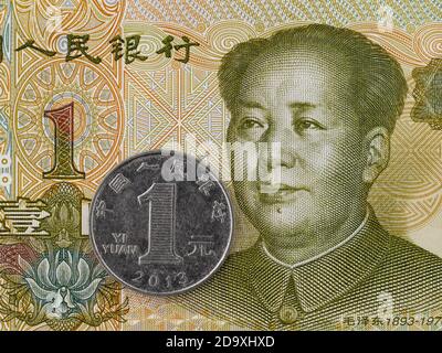 Chinesische Währung eine Yuan-Münze und Banknote, China-Geld Nahaufnahme Stockfoto