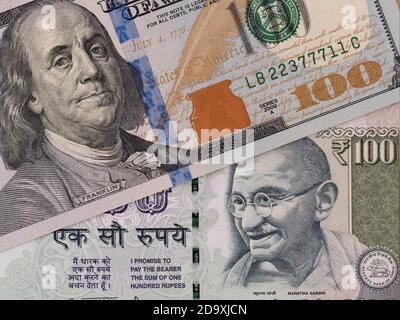 US-Dollar und indische Rupie Banknoten, Geldwechsel, Geld Nahaufnahme Stockfoto