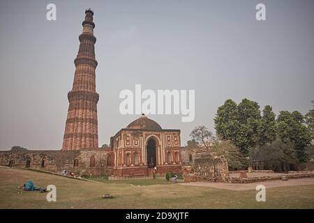 New Delhi, Indien, November 2008. Minarett des Qutab Minar Komplexes, das zweithöchste der Welt aus Ziegeln. Stockfoto