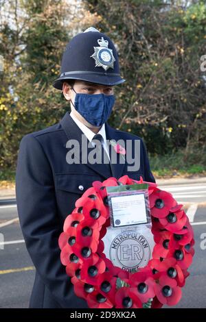 Biggin Hill, Großbritannien, 8. November 2020, Trotz Lockdown Menschen besuchen einen Gedenkdienst in Biggin Hill Kent. Ein Polizeibeamter legt im Auftrag der Metropolitan Police einen Kranz.Quelle: Keith Larby/Alamy Live News Stockfoto