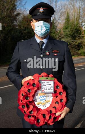 Biggin Hill, Großbritannien, 8. November 2020, Trotz Lockdown Menschen besuchen einen Gedenkdienst in Biggin Hill Kent. Ein Mitglied der londoner Feuerwehr posiert mit einem Kranz..Quelle: Keith Larby/Alamy Live News Stockfoto