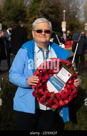 Biggin Hill, Großbritannien, 8. November 2020, Trotz Lockdown Menschen besuchen einen Gedenkdienst in Biggin Hill Kent. Eine Dame posiert mit einem Kranz im Namen der Girlguiding.Quelle: Keith Larby/Alamy Live News Stockfoto