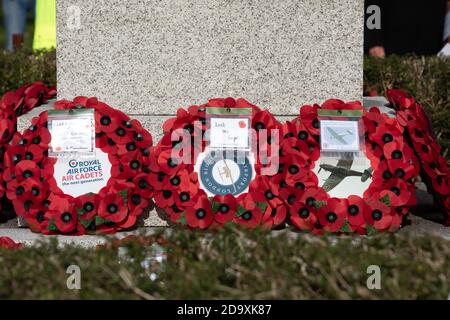 Biggin Hill,UK,8. November 2020,drei Kränze wurden während eines Gedenkgottes in Biggin Hill Kent gelegt.in diesem Jahr werden die Veteranen am Cenotaph vorbeimarschieren abgesagt, doch Vertreter der königlichen Familie, der Regierung und der Streitkräfte legten Kränze nieder.Quelle: Keith Larby/Alamy Live News Stockfoto