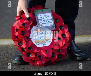 Biggin Hill, Großbritannien, 8. November 2020, Trotz Lockdown Menschen besuchen einen Gedenkdienst in Biggin Hill Kent. Ein Kranz im Auftrag der Londoner Feuerwehr.Quelle: Keith Larby/Alamy Live News Stockfoto