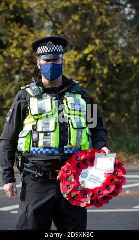 Biggin Hill,UK,8. November 2020,Trotz Lockdown besuchen Menschen einen Gedenkdienst in Biggin Hill Kent.EIN Mitglied der britischen Verkehrspolizei legte einen Kranz nieder.Quelle: Keith Larby/Alamy Live News Stockfoto