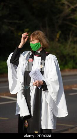 Biggin Hill,UK,8. November 2020,Reverend Alison Newman leitete einen Gedenkgottsdienst in Biggin Hill Kent.in diesem Jahr werden die Veteranen am Cenotaph in London vorbeimarschieren abgesagt, doch Vertreter der königlichen Familie, der Regierung und der Streitkräfte legten Kränze.Quelle: Keith Larby/Alamy Live News Stockfoto