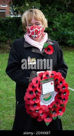 Biggin Hill, Großbritannien, 8. November 2020,Trotz Lockdown Menschen besuchen einen Gedenkdienst in Biggin Hill Kent.Ratsmitglied Melanie Stevens legte einen Kranz für die Business Association.Quelle: Keith Larby / Alamy Live News Stockfoto