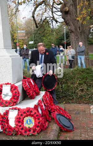Biggin Hill, Großbritannien, 8. November 2020, Trotz Lockdown Menschen besuchen einen Gedenkdienst in Biggin Hill Kent. Ratsherr Tim Stevens legte einen Kranz nieder. Dieses Jahr marschieren die Veteranen am Cenotaph vorbei, doch Vertreter der königlichen Familie, der Regierung und der Streitkräfte legten Kränze nieder.Quelle: Keith Larby/Alamy Live News Stockfoto
