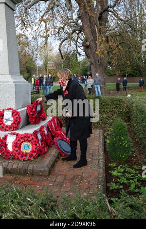 Biggin Hill, Großbritannien, 8. November 2020,Trotz Lockdown Menschen besuchen einen Gedenkdienst in Biggin Hill Kent.Ratsmitglied Melanie Stevens legte einen Kranz für die Business Association.Quelle: Keith Larby / Alamy Live News Stockfoto