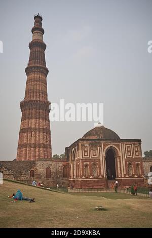 New Delhi, Indien, November 2008. Minarett des Qutab Minar Komplexes, das zweithöchste der Welt aus Ziegeln. Stockfoto