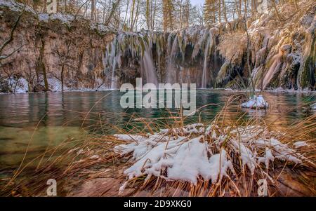 Nationalpark Plitvice in kroatien. Winter, Schnee, kaltes Wetter. Fantastische Aussicht. Europa Kroatien Nationalpark Plitvicer Seen. Stockfoto