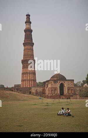 New Delhi, Indien, November 2008. Minarett des Qutab Minar Komplexes, das zweithöchste der Welt aus Ziegeln. Stockfoto