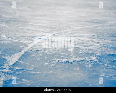 Eishockey Eisbahn Oberfläche Hintergrund, abstraktes blaues Eis, selektiver Fokus, flache freiheitsgrade Stockfoto