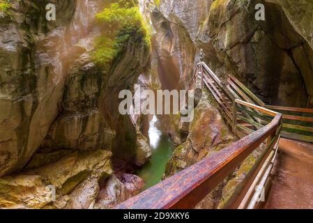 Lammerklamm im Salzkammergut in Oberösterreich. Blauer Alpenfluss zwischen schmalen Felsklippen mit grüner Vegetation und Bäumen bedeckt. Sch Stockfoto