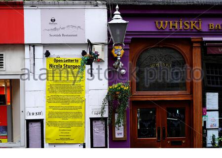 Edinburgh, Schottland, Großbritannien. November 2020. Ein offener Brief von den Besitzern des schottischen Hewas Restaurants an First Minister Nicola Sturgeon vor ihren Räumlichkeiten an der Royal Mile. Aufgrund der anhaltenden Covid-19-Beschränkungen für den Gastgewerbe-Handel in Zentral-Schottland ist der Cashflow leer und Unternehmen kämpfen darum, die Sperre zu überleben. Kredit: Craig Brown/Alamy Live Nachrichten Stockfoto