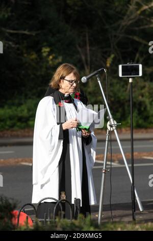 Biggin Hill,UK,8. November 2020,Reverend Alison Newman leitete einen Gedenkgottsdienst in Biggin Hill Kent.in diesem Jahr werden die Veteranen am Cenotaph in London vorbeimarschieren abgesagt, doch Vertreter der königlichen Familie, der Regierung und der Streitkräfte legten Kränze.Quelle: Keith Larby/Alamy Live News Stockfoto