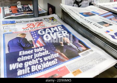 Berlin, Deutschland. November 2020. Deutschland, Berlin, 08. November 2020: Zeitungscover berichtet über den Sieg des designierten Präsidenten JOE BIDEN bei den US-Präsidentschaftswahlen am Tag nach BIDEN 270 Stimmen im US Electoral College. (Foto: Jan Scheunert/Sipa USA) Quelle: SIPA USA/Alamy Live News Stockfoto