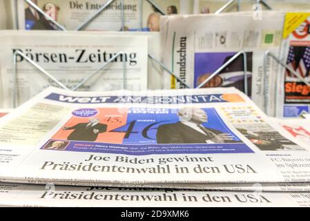 Berlin, Deutschland. November 2020. Deutschland, Berlin, 08. November 2020: Zeitungscover berichtet über den Sieg des designierten Präsidenten JOE BIDEN bei den US-Präsidentschaftswahlen am Tag nach BIDEN 270 Stimmen im US Electoral College. (Foto: Jan Scheunert/Sipa USA) Quelle: SIPA USA/Alamy Live News Stockfoto