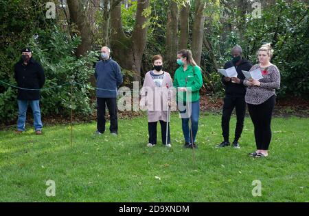 Biggin Hill,UK,8. November 2020,Trotz der Aussperrung besuchen Menschen einen Gedenkgottsdienst in Biggin Hill Kent.in diesem Jahr marschieren die Veteranen am Cenotaph vorbei, doch Vertreter der königlichen Familie, der Regierung und der Streitkräfte legten Kränze nieder.Quelle: Keith Larby/Alamy Live News Stockfoto
