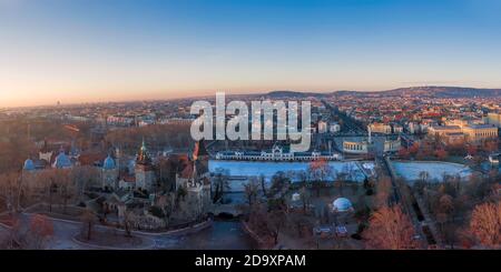 Europa Ungarn Budapest. Panorama. Burg Vajdahunyad. Eisbahn von Varosliget. Heldenplatz. Museum der bildenden Künste Budapest Downtotwn Stockfoto