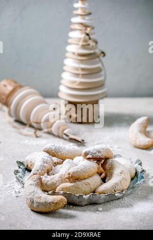 Weihnachts-Mürbeteigkekse Vanillecrescents mit Holzdekorationen Stockfoto