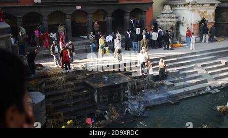 Rauch von der Verbrennung in Bagmati Fluss in der Nähe von Pashupatinath Tempel Stockfoto