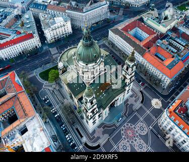 Luftaufnahme von St. Stephen's Basilica am Abend. Historisches und berühmtes altes Gebäude. Ungarn, Budapest. Sonnenaufgang landschaftlich. Leer. Covid-19 Stockfoto