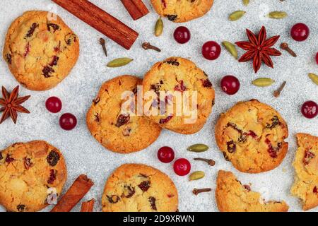 Frisch gebackene hausgemachte Plätzchen mit Preiselbeeren, Mandeln, weißer Schokolade und Gewürzen (Zimt, Kardamom, Nelken, Sternanis) aus nächster Nähe. Haferflocken Biscui Stockfoto