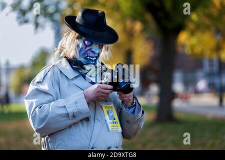 Ein humorvolles Bild von jemandem, der als Zombie-Pressefotograf verkleidet ist. Dies wurde auf dem Bristol Zombie Walk 2010 Ende oktober 2010 gemacht Stockfoto