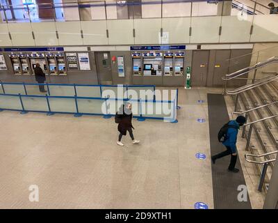 St. Pancras International Station. London, Großbritannien. 7 Nov 2020 - EINE ruhige Tickethalle in Kings Cross U-Bahnstation am ersten Wochenende der zweiten nationalen Sperre COVID-19, da internationale Reisen bis Mittwoch verboten ist 2 Dezember, um die Zunahme der Coronavirus-Fälle zu kontrollieren. Credit Dinendra Haria /Alamy Live News Stockfoto