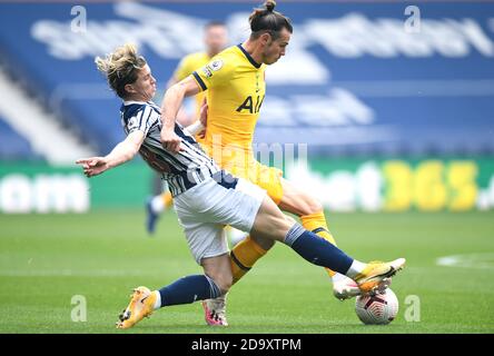 West Bromwich Albion's Conor Gallagher (links) tagt Tottenham Hotspur's Gareth Bale während des Premier League Spiels in den Hawthorns, West Bromwich. Stockfoto