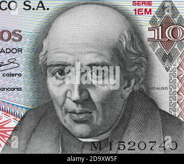 Miguel Hidalgo y Costilla Porträt über Mexiko 10 Pesos (1974) Banknote Nahaufnahme Makro. Anführer des mexikanischen Unabhängigkeitskrieges. Stockfoto