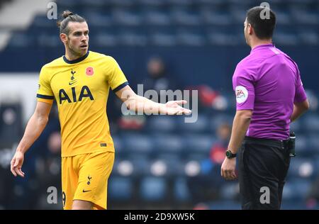 Gareth Bale von Tottenham Hotspur (links) spricht mit Schiedsrichter Andrew Madley während des Premier League-Spiels in den Hawthorns, West Bromwich. Stockfoto