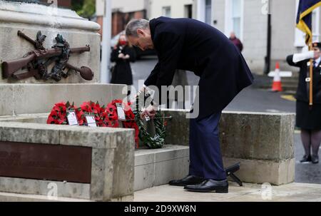 Taoiseach Micheal Martin legt während des Gedenksonntagsgottesdienstes im Cenotaph in Enniskillen einen Kranz nieder. Stockfoto