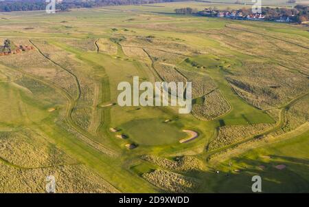 Luftaufnahme des späten Winterlichts über dem Muirfield Golfplatz in Gullane, East Lothian, Schottland, Großbritannien Stockfoto