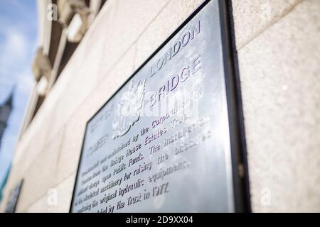 Landschaftsansicht einer Gedenktafel mit der Tower Bridge Als Hintergrund Stockfoto
