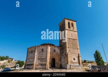 Seitenansicht einer kleinen mittelalterlichen Kirche in Segovia (Kirche des wahren Kreuzes), einem katholischen Tempel, der im XII Jahrhundert außerhalb der Stadtmauern errichtet wurde. Stockfoto