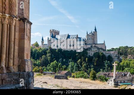 Niedriger Winkel Ansicht des Alcazar, ein Steinschloss-Palast in der ummauerten Altstadt von Segovia, Spanien. Stockfoto