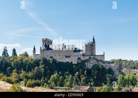 Niedriger Winkel Ansicht des Alcazar, ein Steinschloss-Palast in der ummauerten Altstadt von Segovia, Spanien. Stockfoto