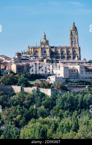 Niedriger Winkel Blick auf die Seitenfassade façade der Kathedrale von Segovia, auf dem Hauptplatz der Stadt, der Plaza Mayor, und der Jungfrau Ma gewidmet Stockfoto