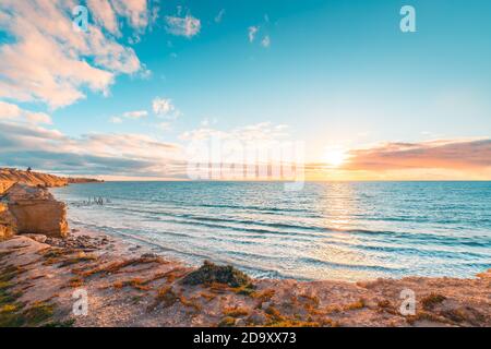 Port Willunga Strand mit Steg Pylons bei Sonnenuntergang, South Australia Stockfoto