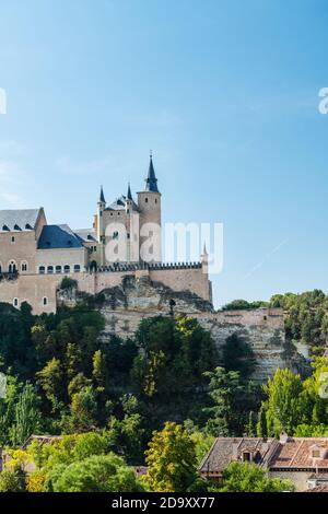 Niedriger Winkel Ansicht des Alcazar, ein Steinschloss-Palast in der ummauerten Altstadt von Segovia, Spanien. Stockfoto