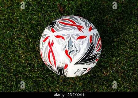 SkyEx Community Stadium, London, Großbritannien. November 2020. Football Association Cup, Hayes und Yeading United gegen Carlisle United; Offizieller Mitre Delta Max der Emirates FA Cup Fußball auf dem Spielfeld Credit: Action Plus Sports/Alamy Live News Stockfoto