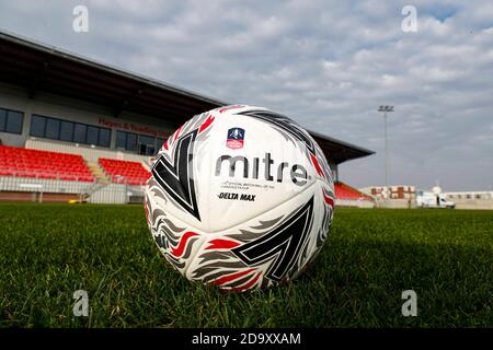 SkyEx Community Stadium, London, Großbritannien. November 2020. Football Association Cup, Hayes und Yeading United gegen Carlisle United; Offizieller Mitre Delta Max der Emirates FA Cup Fußball auf dem Spielfeld Credit: Action Plus Sports/Alamy Live News Stockfoto