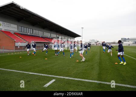 SkyEx Community Stadium, London, Großbritannien. November 2020. Football Association Cup, Hayes und Yeading United gegen Carlisle United; Carlisle United Spieler beim Aufwärmen Kredit: Action Plus Sports/Alamy Live News Stockfoto